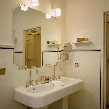 Chateau Voltaire Hotell 5*