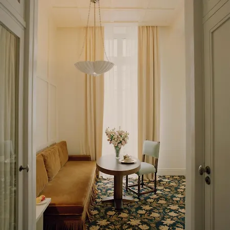 Chateau Voltaire Hotell 5*