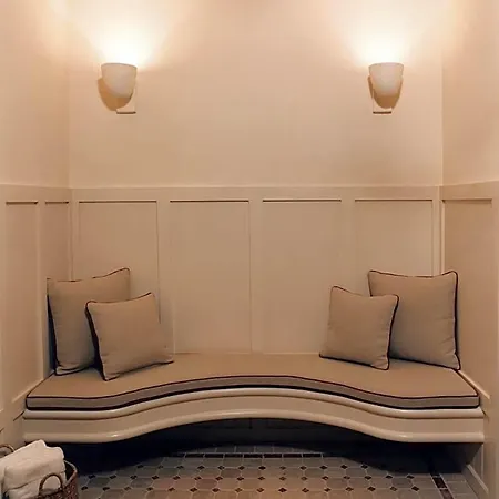 Chateau Voltaire Hotell 5*