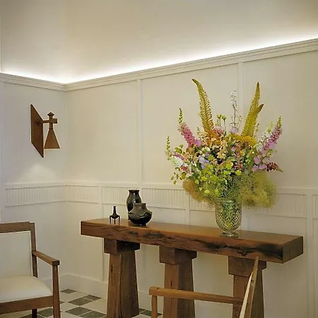 Chateau Voltaire Hotell 5*