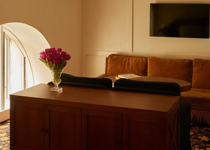 Chateau Voltaire Hotel 5*