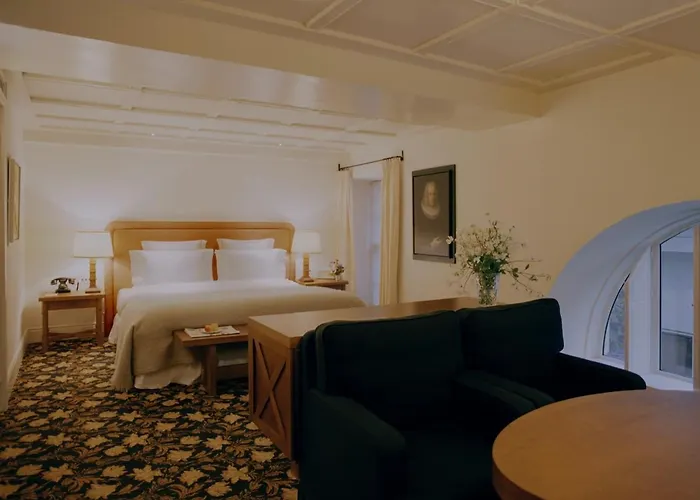 Hotel Chateau Voltaire Paris