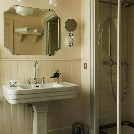 Hotel Chateau Voltaire Paris