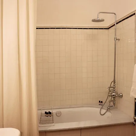 Chateau Voltaire Otel Paris