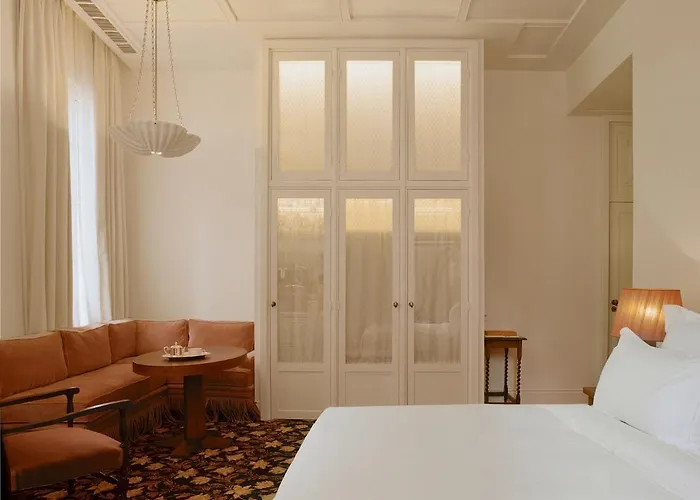 Hotel Château Voltaire Paris